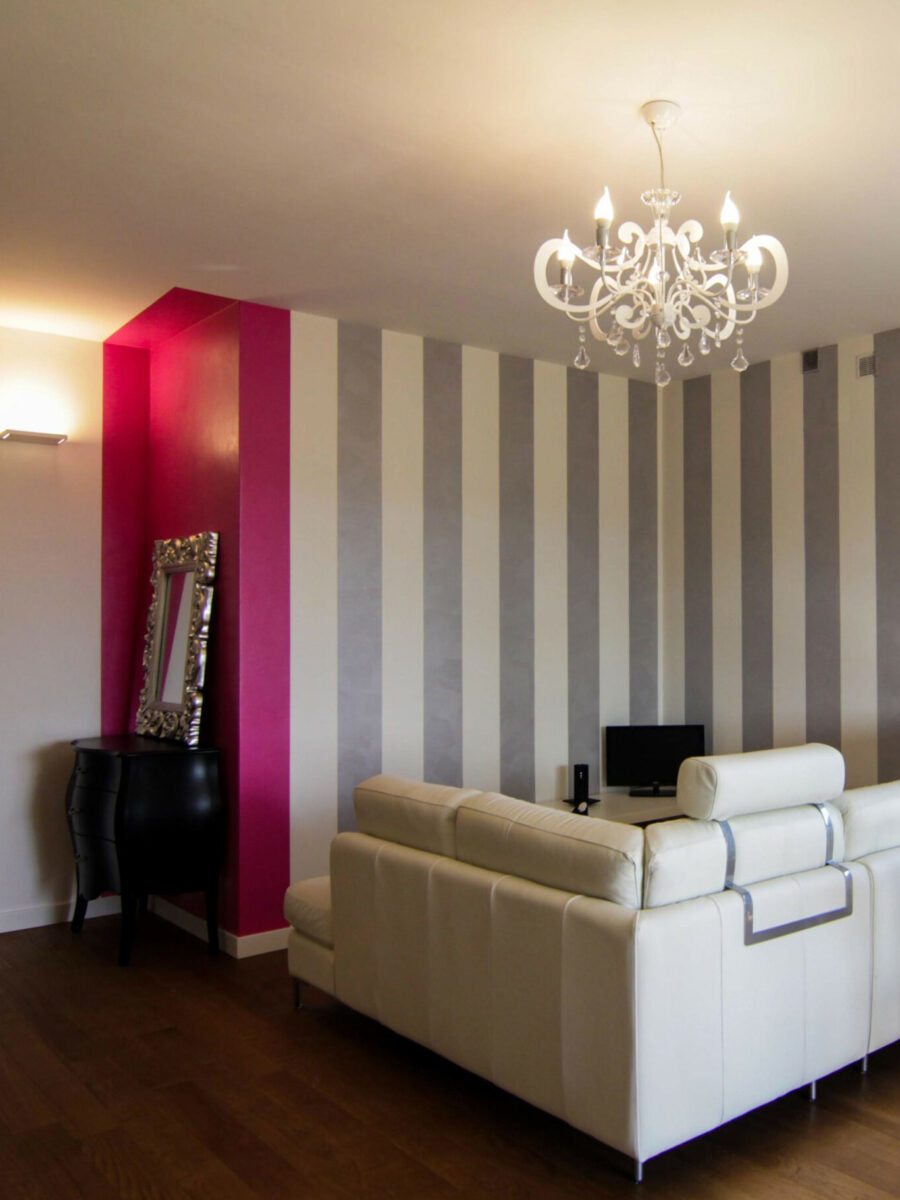Soggiorno con decorazione murale a fasce verticali